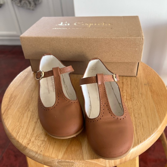 La Coqueta Tan T Bar Flats - Picture 2 of 7